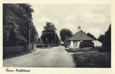 7338 Gezicht in de Hoofdstraat te Baarn uit het oosten, met rechts het tolhuis.